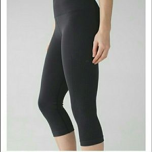 NWT Lululemon flow and go crop 6 black